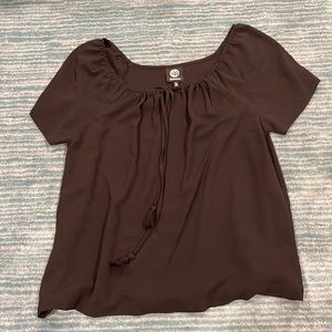 Black shirt sleeve Bobeau top